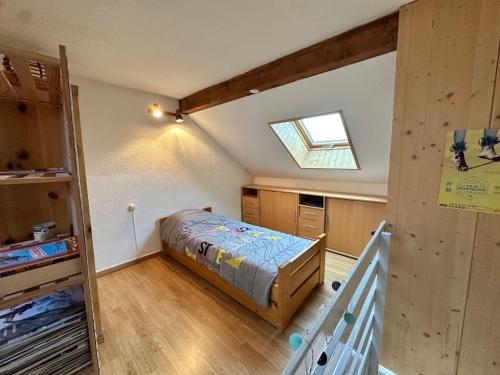 - une petite chambre avec un lit et une lucarne dans l'établissement Charmant 2 pièces, dernier étage, calme, navette ski, ludiparc, non-fumeur, animaux OK - FR-1-515-113, à Villard-de-Lans