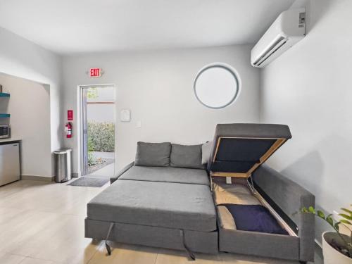 Χώρος καθιστικού στο Aquabella 2 Ocean Breeze Getaway in Isla Verde