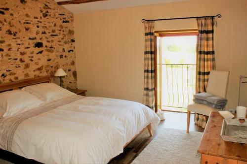 une chambre avec un lit, une chaise et une fenêtre dans l'établissement Gites at Le Tilleul - Le Pommier & Le Cerisier, à Le Lindois