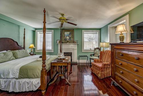 Ένα ή περισσότερα κρεβάτια σε δωμάτιο στο The Duff Green Mansion