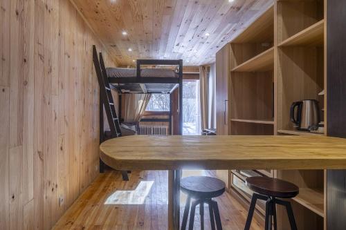 Cette petite maison comprend une mezzanine et une table. dans l'établissement Résidence Les Crêts 1 - Val-d'Isère, à Val dʼIsère