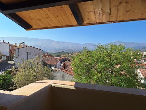 En generel udsigt til bjerge eller udsigt til bjerge taget fra lejligheden