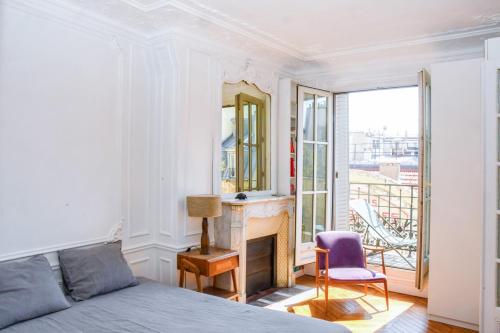 - une chambre avec un lit, une cheminée et une fenêtre dans l'établissement Oberkampf, à Paris