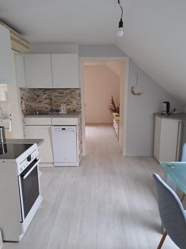 Η κουζίνα ή μικρή κουζίνα στο Süße Ferienwohnung am Waldrand
