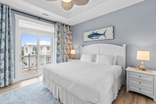 Ένα ή περισσότερα κρεβάτια σε δωμάτιο στο Spacious 5-Bedroom Retreat with Private Pool and Spa in Ocean Isle Beach