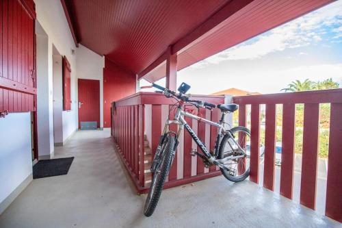 un vélo garé sur un balcon d'une maison dans l'établissement Chambre plus Canapé Chez l'Habitant, 300M Plage et Centre du village, à Bidart