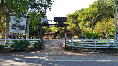 a gate to a road with a fence at Pousada Pouso Alegre in Macuco