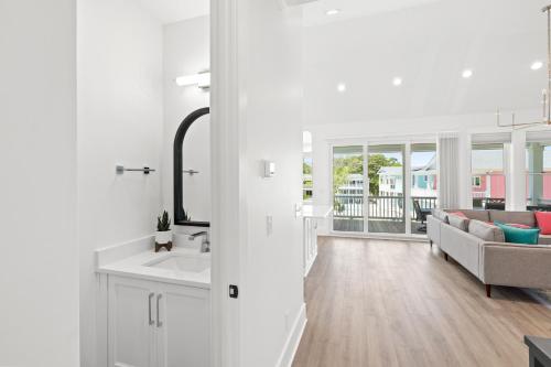 ein weißes Badezimmer mit einem Waschbecken und einem Sofa in der Unterkunft NEW Orchards Ocean in Oak Island, Custom home with private heated pool in Oak Island