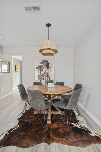 Un lugar para sentarse en Chucktown Charm- 8 mins to Credit One