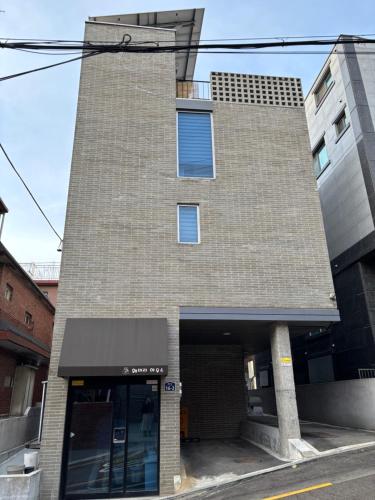 ソウルにあるLucky7Houseのガレージ付きの大きなレンガ造りの建物