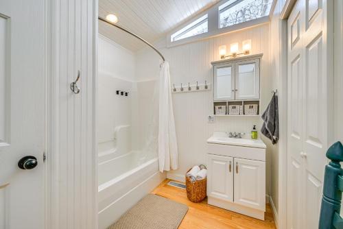 Un baño blanco con ducha y lavabo. en Waterfront Nolin Lake Gem Guest House and Balcony, en Cub Run