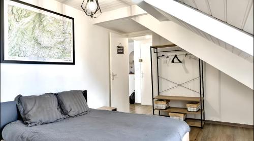 Postel nebo postele na pokoji v ubytování La Voute Chambérienne GRAND T2 61m2 - Vue Montagnes - TV 4K Géante - WIFI-Fibre - Machine à Laver - Lave Vaiselle - Parking - Confort - Spacieux