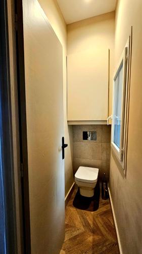 Elle comprend une petite salle de bains pourvue de toilettes et d'une fenêtre. dans l'établissement Beautiful apartment center of Montpellier, à Montpellier