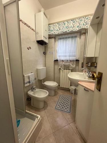 a small bathroom with two toilets and a sink at La Conchiglia di Monterosso in Monterosso al Mare