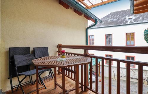 a balcony with a table and chairs on it at Ferienwohnung In Stratzing in Stratzing