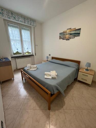 a bedroom with a bed with two towels on it at La Conchiglia di Monterosso in Monterosso al Mare