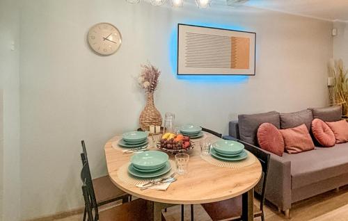 Χώρος καθιστικού στο 2 Bedroom Gorgeous Home In Ostroda