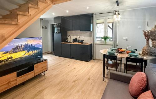 Η κουζίνα ή μικρή κουζίνα στο 2 Bedroom Gorgeous Home In Ostroda