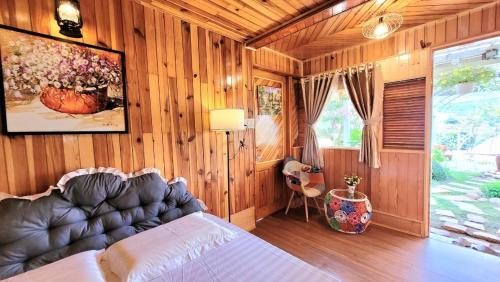 a bedroom with a bed and a large window at Triệu đoá hồng-Nhà Xinh Rosé in Ấp Ða Lợi