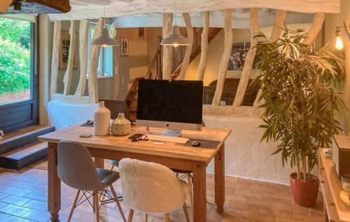 - un bureau avec un ordinateur dans l'établissement Lovely Home In Canville Les Deux Égli, à Canville-les-Deux-Églises
