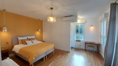 une chambre avec un grand lit et une fenêtre dans l'établissement Domaine de Treuillaud climatisé piscine privée, à Villers-les-Ormes