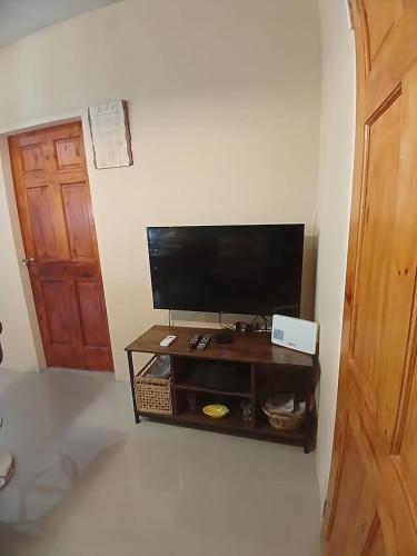 Μια τηλεόραση ή/και κέντρο ψυχαγωγίας στο Casa Cicada Back Appartment