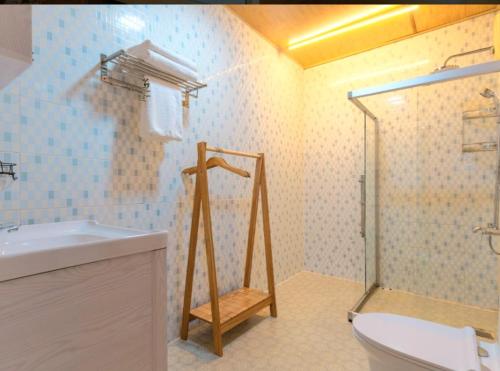 a bathroom with a sink and a toilet and a shower at Triệu đoá hồng-Nhà Xinh Rosé in Ấp Ða Lợi