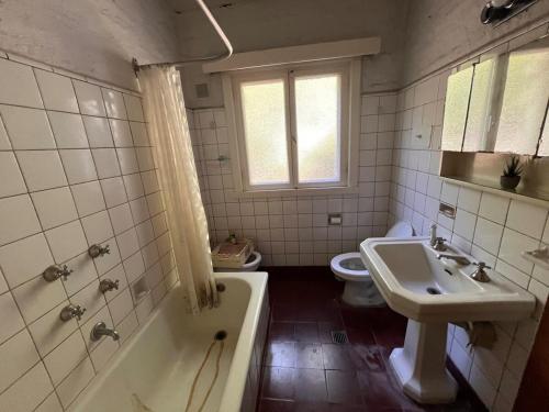 a bathroom with a tub and a sink and a toilet at San Pedro de la Vigilancia in Balcarce