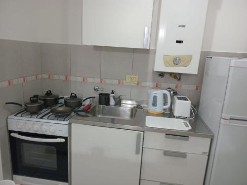 a small kitchen with a stove and a sink at Centro de Paraná - 1 Dormitorio !!! in Paraná