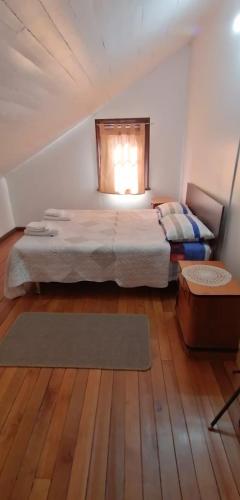 a bedroom with a large bed with a window at La Casona del Buen dormir in Valdivia