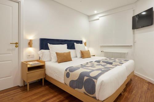 Ένα ή περισσότερα κρεβάτια σε δωμάτιο στο Easo Suite 18 by FeelFree Rentals