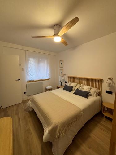Postel nebo postele na pokoji v ubytování Victrix Homes