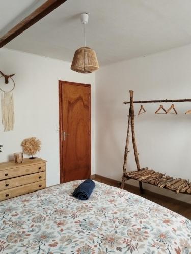 - une chambre avec un lit et une porte en bois dans l'établissement Au pied du vignoble Champenois, à Cunfin