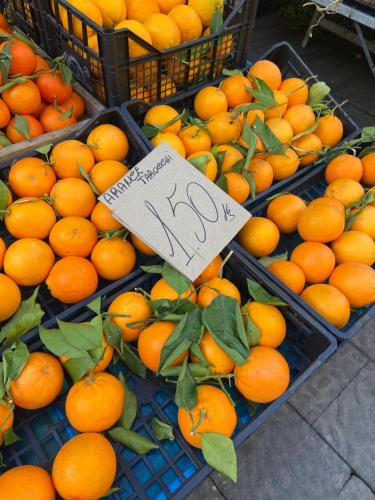 a bunch of oranges in baskets with a sign on them at Casa Calles in Siracusa