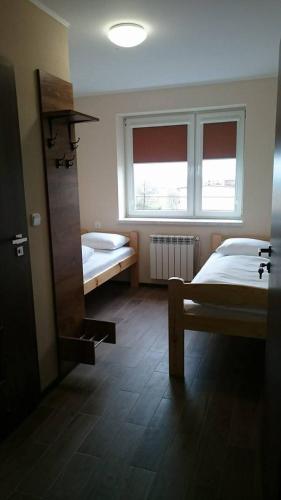 ein Schlafzimmer mit Bett, Badewanne und Fenster in der Unterkunft Hotel Atrans in Psary
