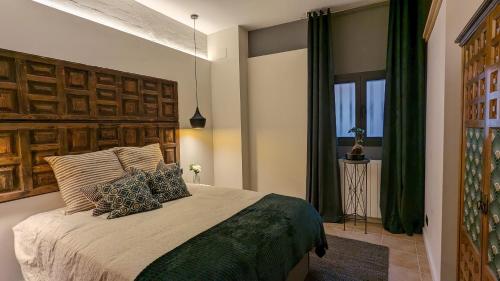 a bedroom with a large bed with pillows on it at Loft de ensueño con piscina en La Rioja in Villamediana de Iregua