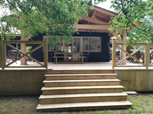 un escalier menant à une maison dans l'établissement Villa du Bois des Écureuils, à Saint-Laurent-de-la-Prée