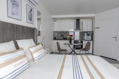 une chambre avec un lit et une table avec des chaises dans l'établissement Suite avec jacuzzi & terrasse, à Savigny-le-Temple