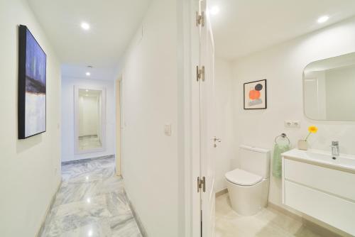 Modern City Centre Apartment w/ Terrace & Fast WIFI