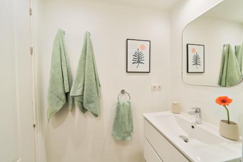 Modern City Centre Apartment w/ Terrace & Fast WIFI