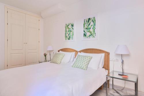Modern City Centre Apartment w/ Terrace & Fast WIFI