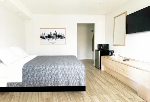 Una cama o camas en una habitación de Rodeway Inn Civic Center