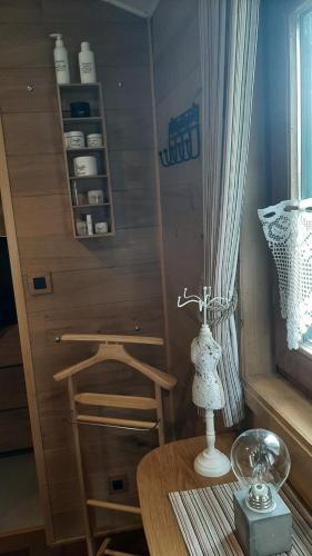 a room with a table and a chair and a table sidx sidx sidx at Roulotte les Mésanges in Rebecq-Rognon