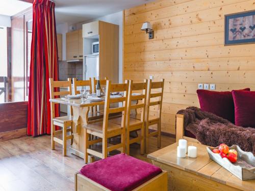 une cuisine et un salon avec une table et des chaises dans l'établissement Apartment in Brides-les-Bains for 8 People, à Brides-les-Bains