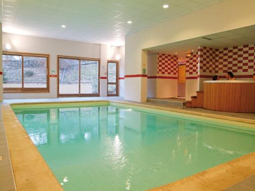 une grande piscine dans un immeuble dans l'établissement Apartment in Brides-les-Bains for 8 People, à Brides-les-Bains