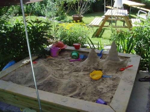 een zandkasteel in een zandbak in een tuin bij Villa Salem in Salem
