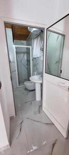 Un baño de Hotel Restorant Olti