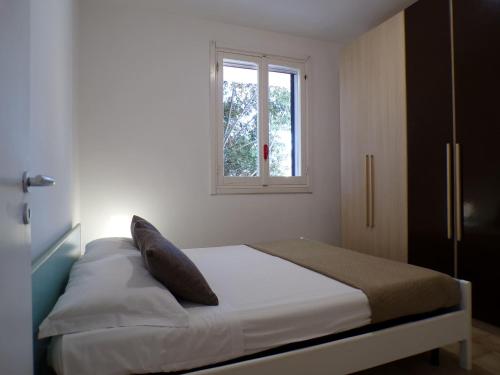 a bedroom with a bed with a window at Appartamento Bellavista - Direzione Salento in Torre dell'Orso