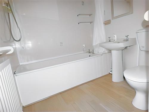 Bilik mandi di Charming 2bed House in CV2 area