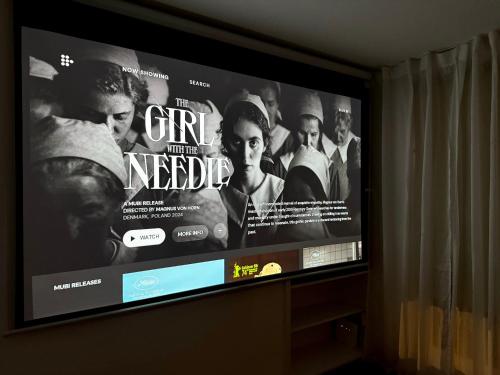 Et tv og/eller underholdning på Chic Marble Arch with 100 inch Cinema & Premium Mattress, by The Design Traveller